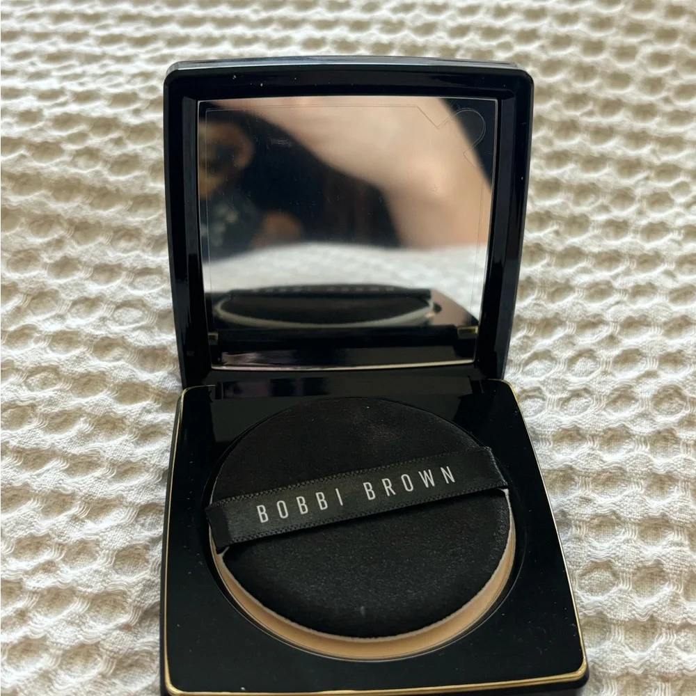 NWOT BOBBI BROWN Sheer Finish Pressed Powder Soft Porcelain .31 oz